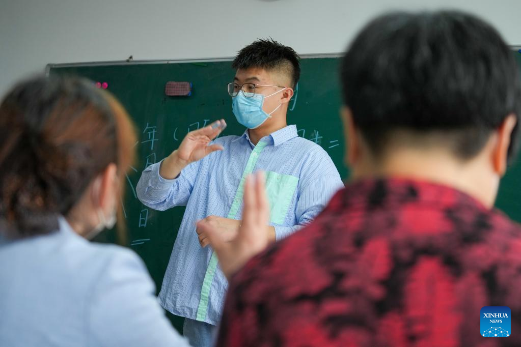 Pic story: sign language interpreter offers voluntary service for hearing-impaired people