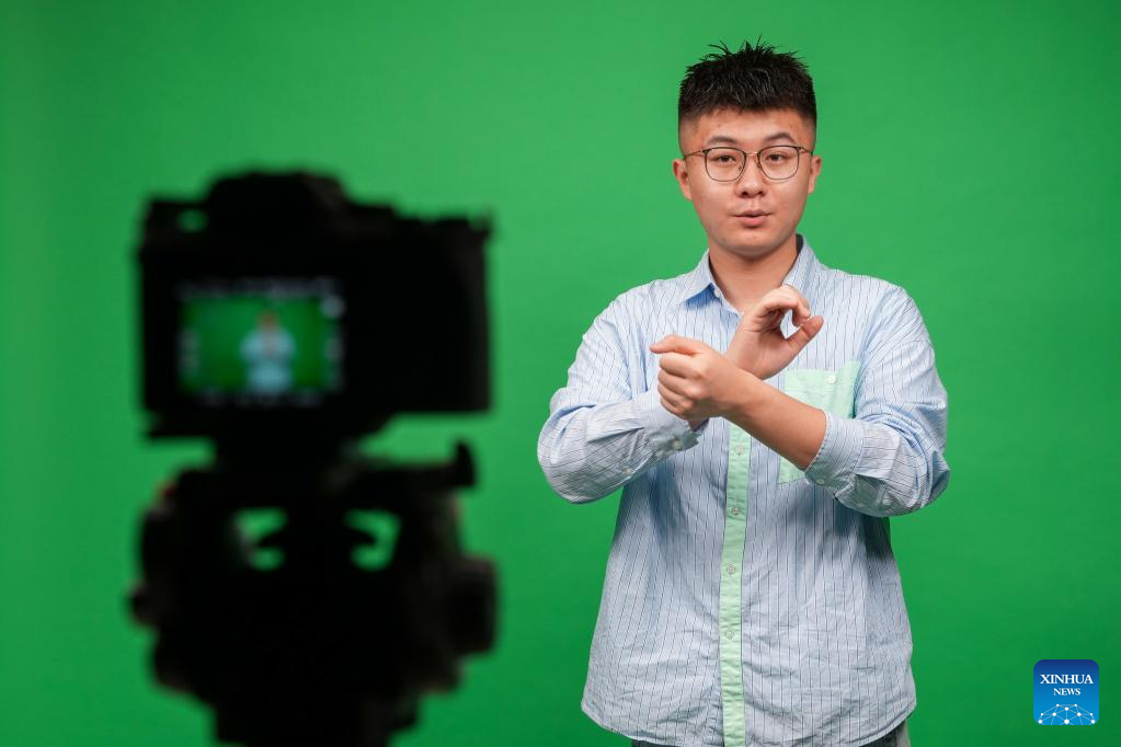Pic story: sign language interpreter offers voluntary service for hearing-impaired people