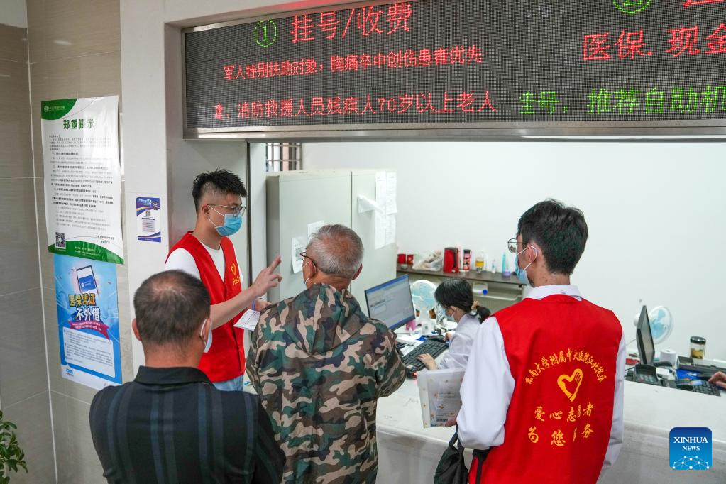 Pic story: sign language interpreter offers voluntary service for hearing-impaired people
