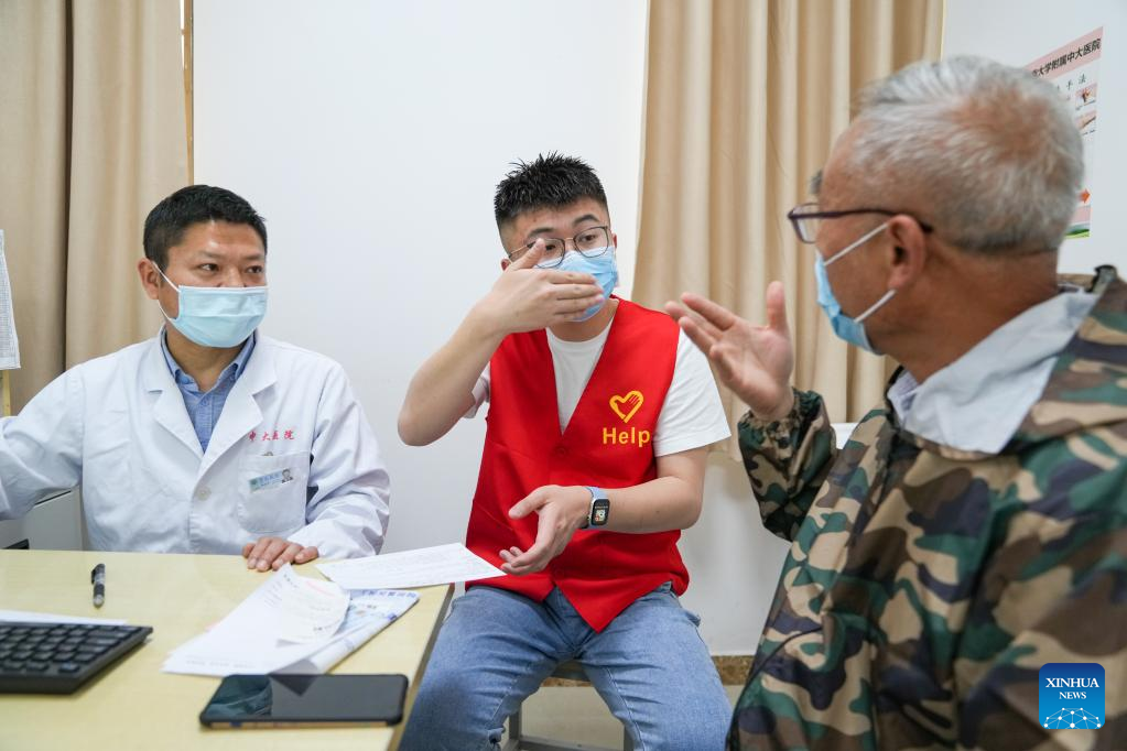 Pic story: sign language interpreter offers voluntary service for hearing-impaired people