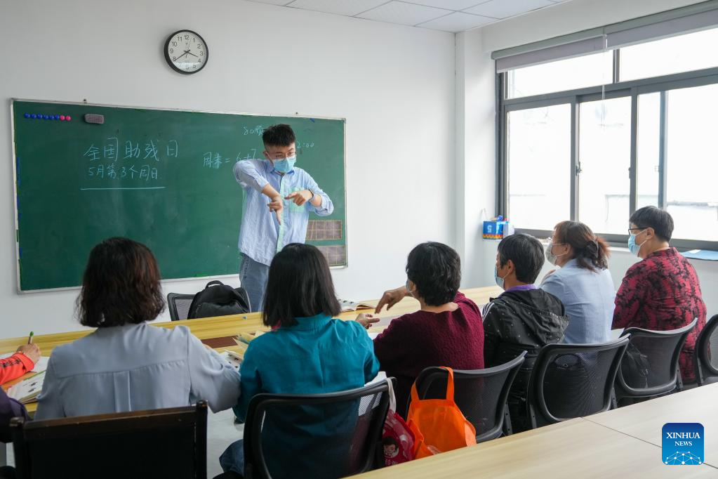 Pic story: sign language interpreter offers voluntary service for hearing-impaired people