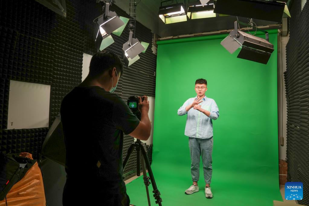 Pic story: sign language interpreter offers voluntary service for hearing-impaired people