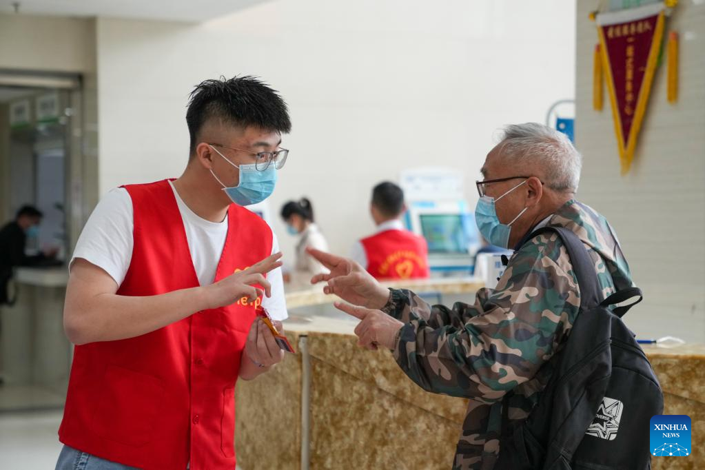 Pic story: sign language interpreter offers voluntary service for hearing-impaired people