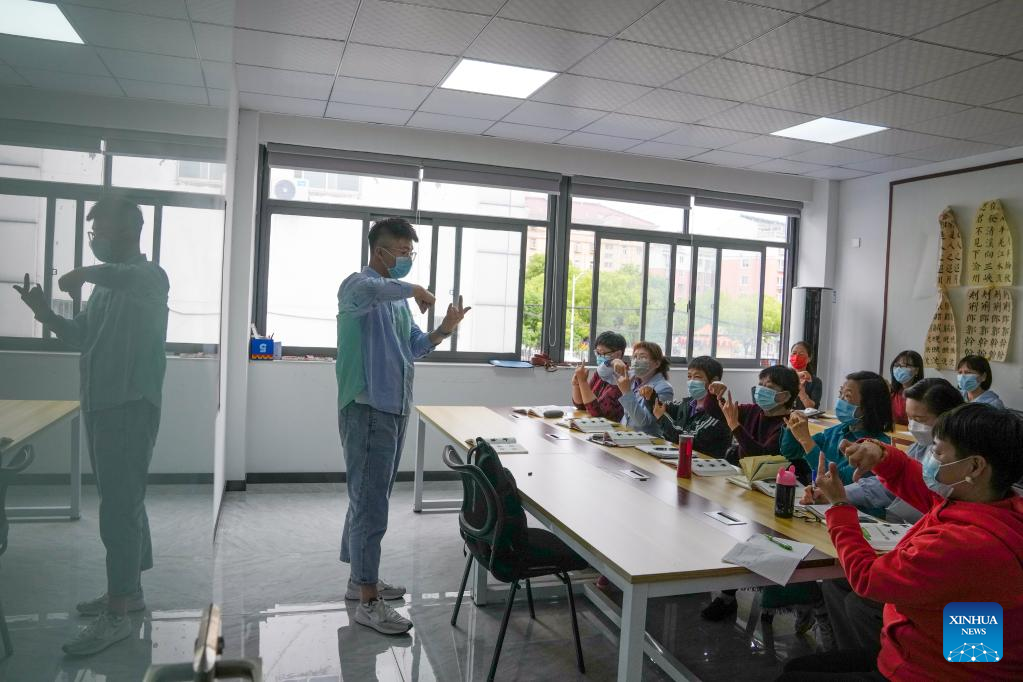 Pic story: sign language interpreter offers voluntary service for hearing-impaired people