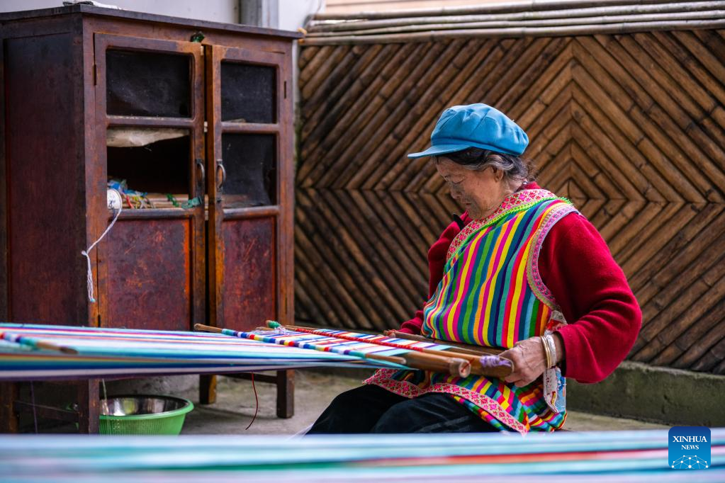 Dulong resident uses Dulong blanket weaving skills to increase family's incomings