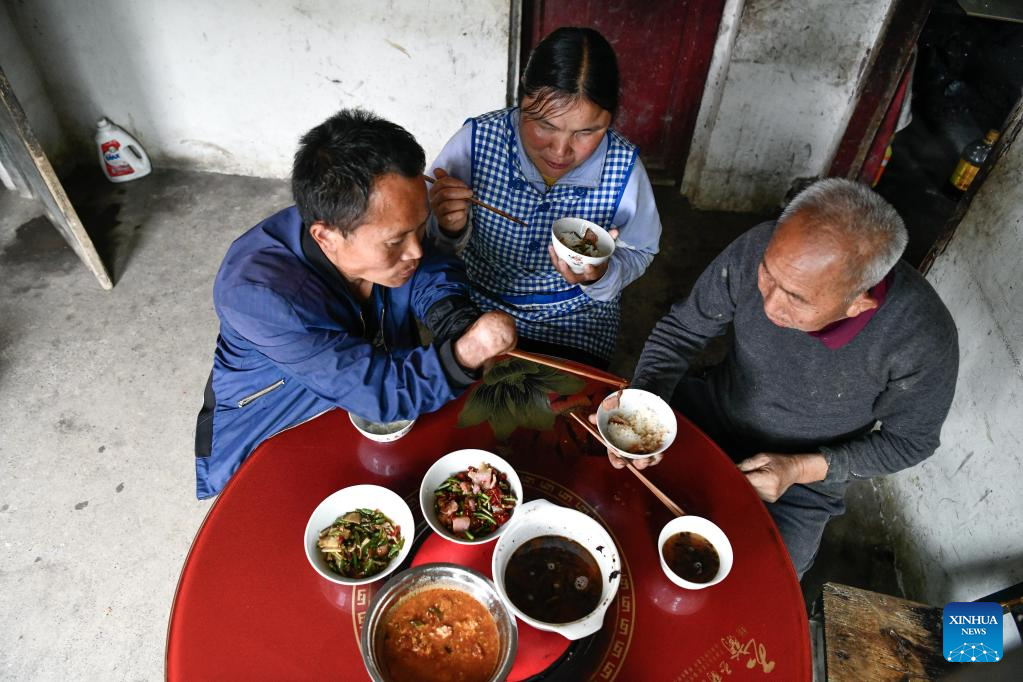 In pics: Life story of disabled couple in Guizhou, SW China