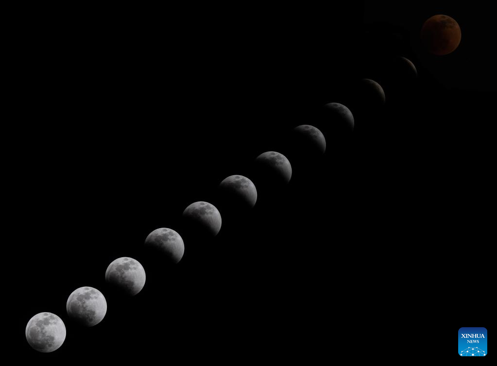 Total lunar eclipse seen in Mexico