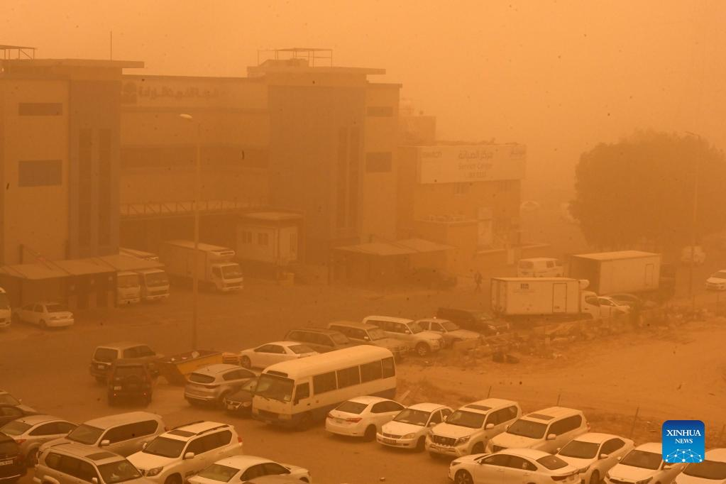 Heavy sand storm hits Kuwait
