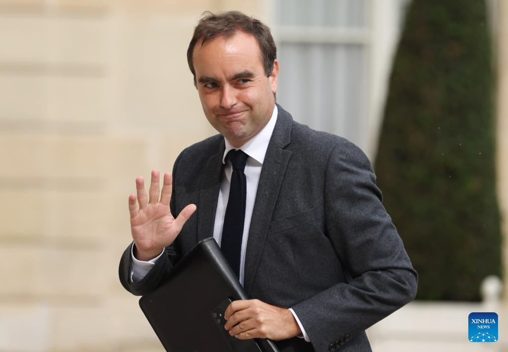 France holds first weekly cabinet meeting of new cabinet