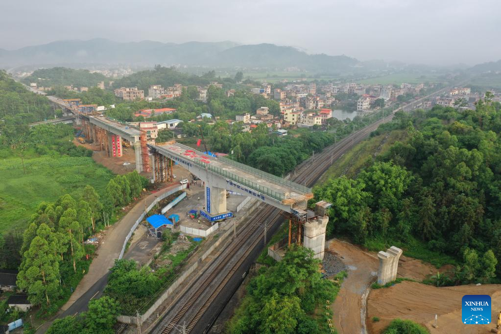 Girder of swivel bridge along Nanning-Yulin railway rotates 57 degrees
