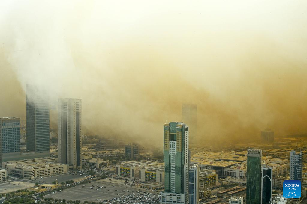 Strong dust storm hits Kuwait City