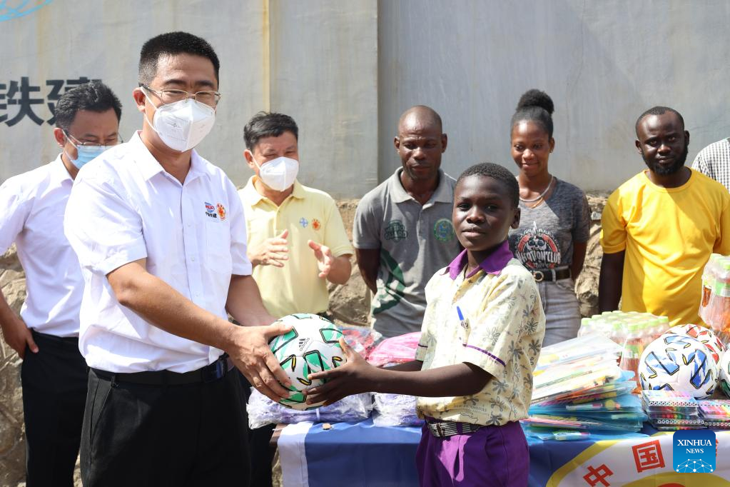 Chinese companies deliver gifts to poverty-stricken students in Ghana