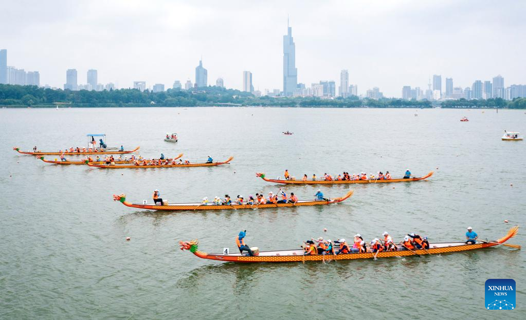 Dragon boat race held across China during holiday