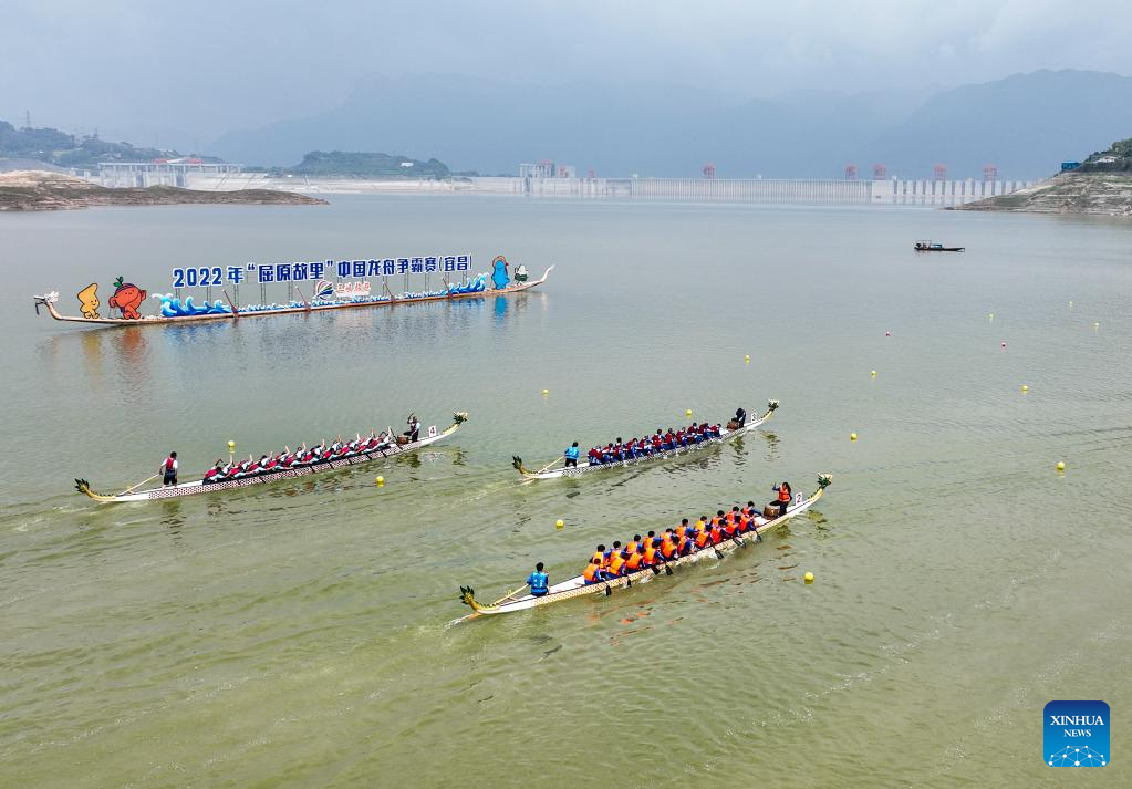 Dragon boat race held across China during holiday