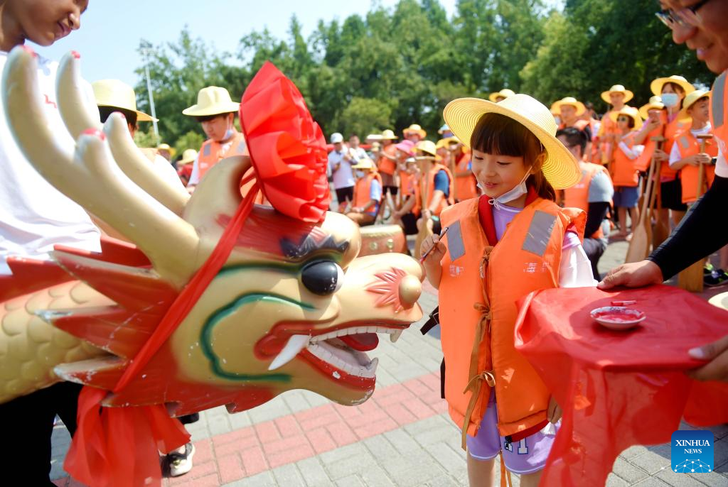 People observe various folk customs to celebrate Dragon Boat Festival