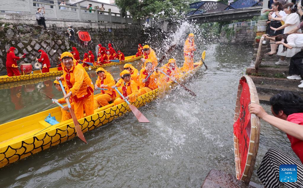 People observe various folk customs to celebrate Dragon Boat Festival