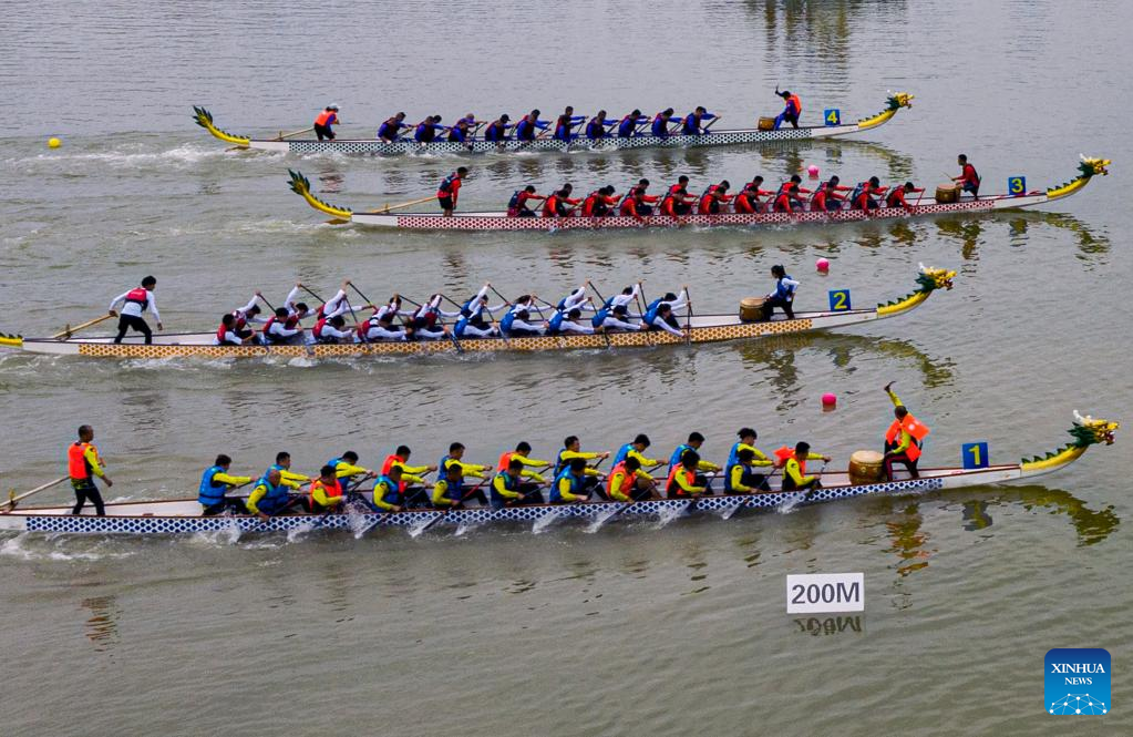 Dragon boat race held with backdrop of Three Gorges Dam in C China