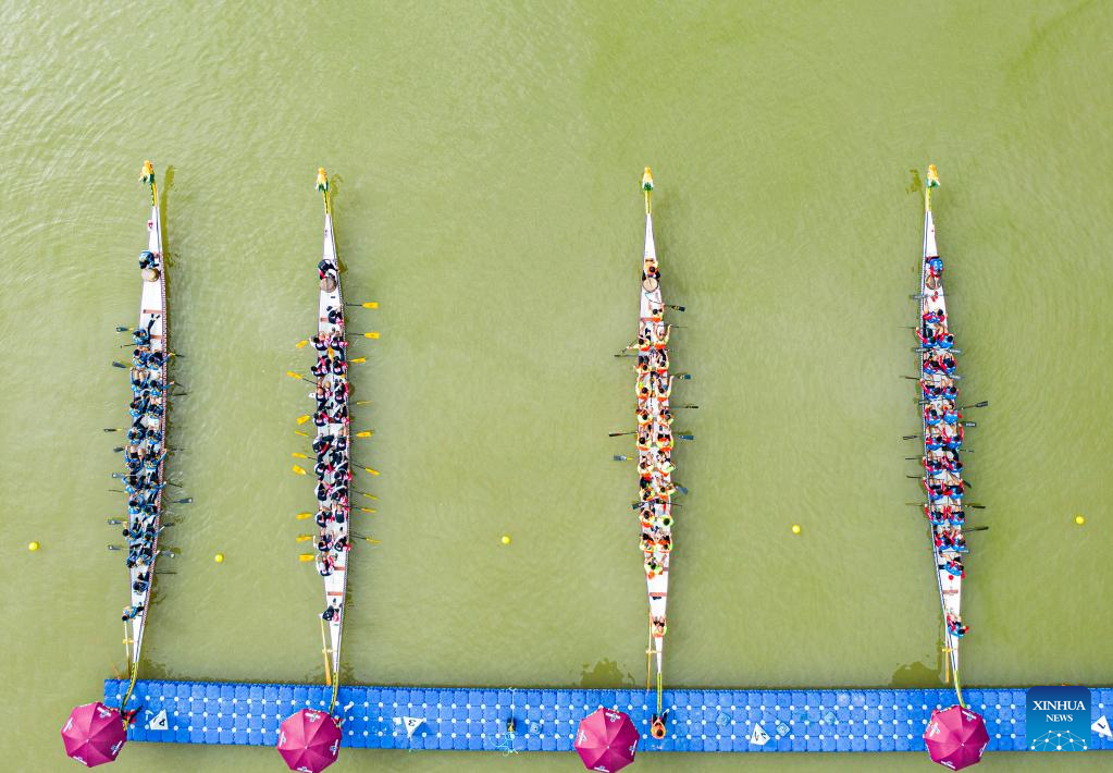 Dragon boat race held with backdrop of Three Gorges Dam in C China