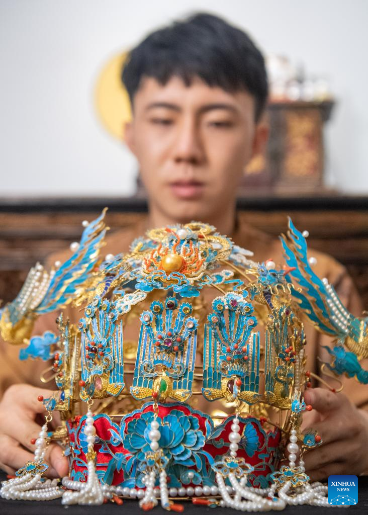 Pic story: post-90s man promotes traditional Chinese aulic handicraft