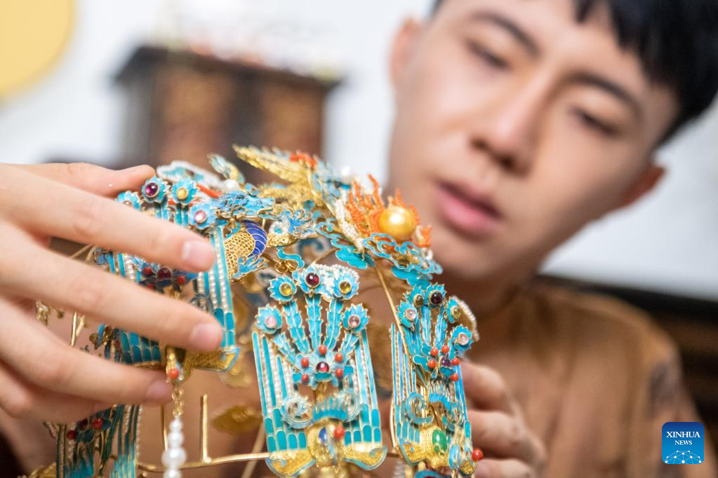 Pic story: post-90s man promotes traditional Chinese aulic handicraft