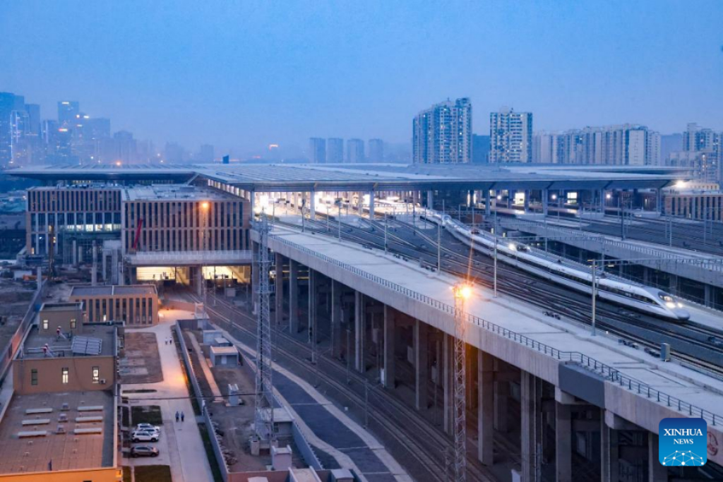 Asia's largest passenger railway hub starts operation in Beijing