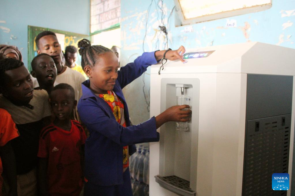 Chinese organizations donate clean water facilities to schools in southern Ethiopia