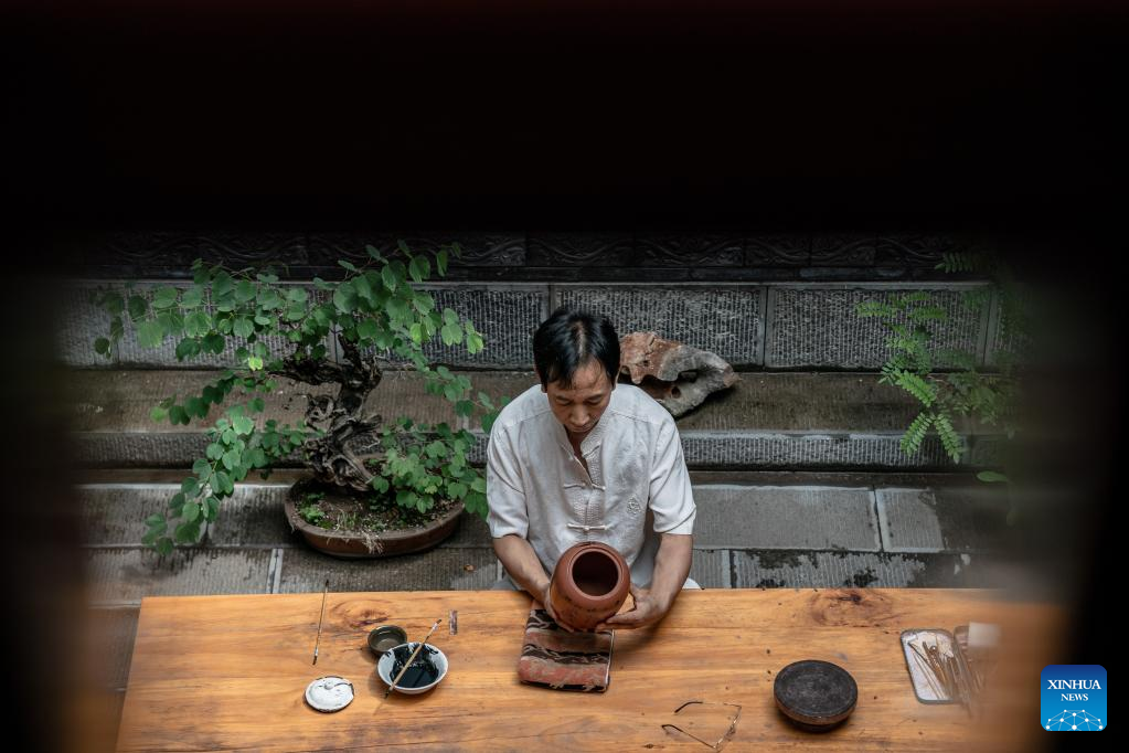 Pic story: Craftsman carries forward traditional pottery making technique