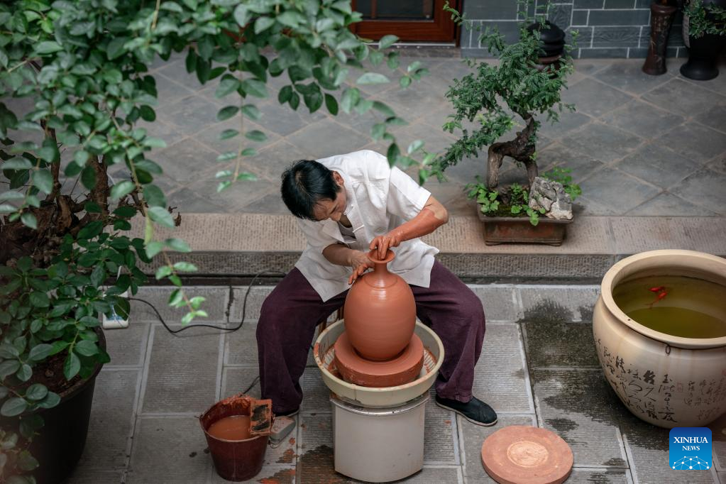 Pic story: Craftsman carries forward traditional pottery making technique