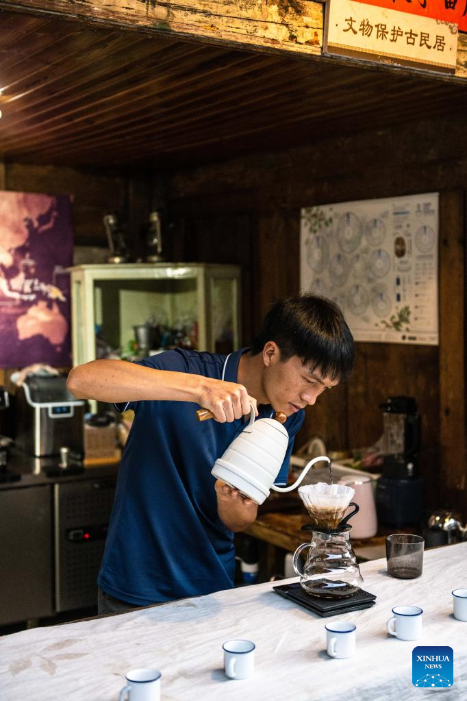 Across China: Young entrepreneur strives to promote SW China's coffee industry