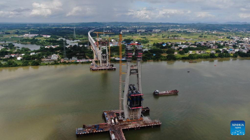 Bridge of Nanning-Yulin high-speed railway under construction
