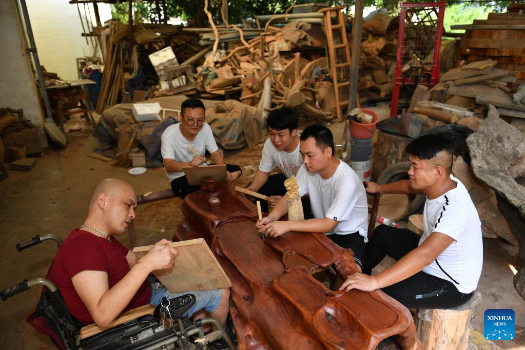 Pic story: disabled carver develops business on wheels in C China