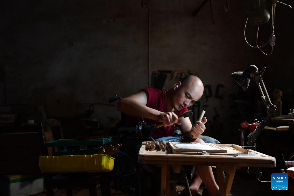 Pic story: disabled carver develops business on wheels in C China