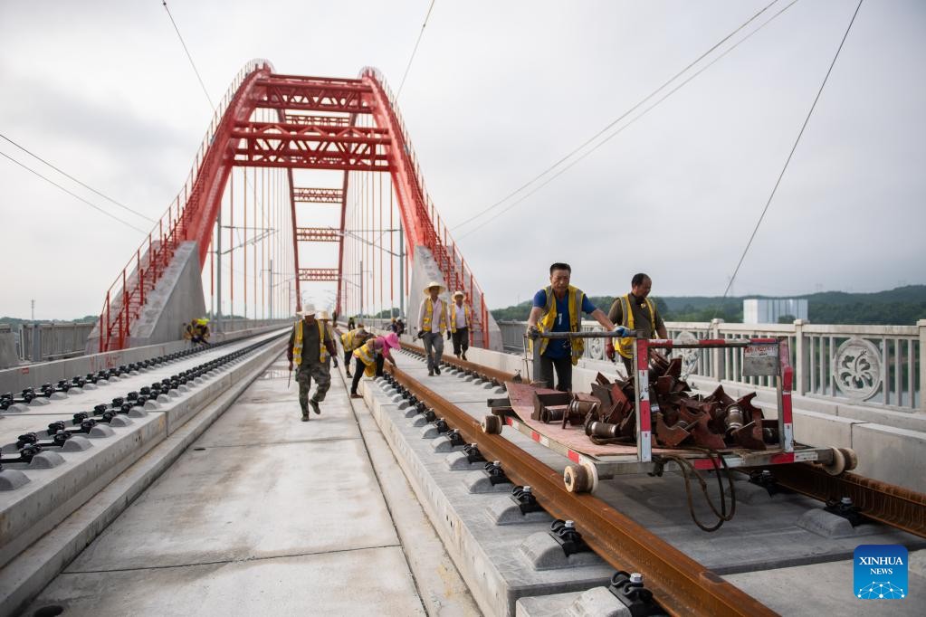 Zishui bridge along Changde-Yiyang-Changsha railway under construction