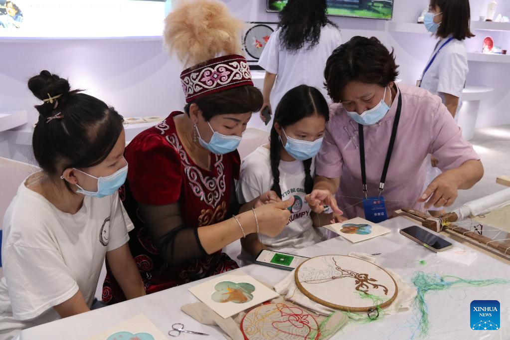 Wondrous Xinjiang: Chinese folk embroiderers learn from, inspire each other