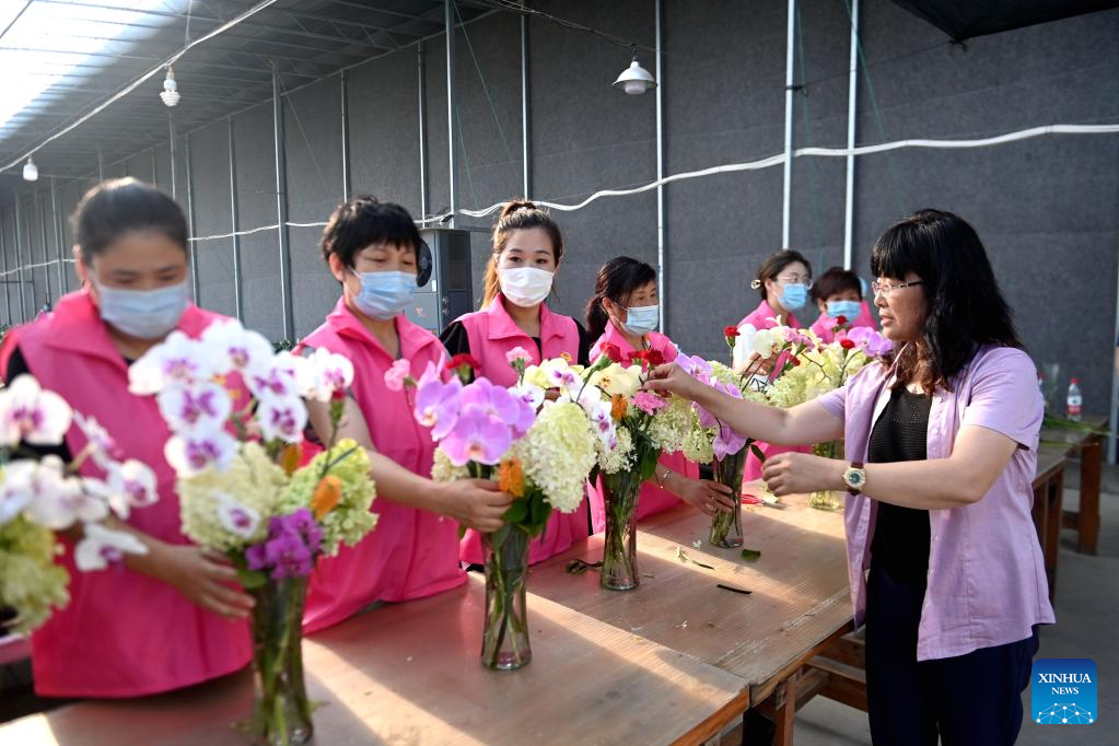Villagers create flower arrangements in Rizhao, E China