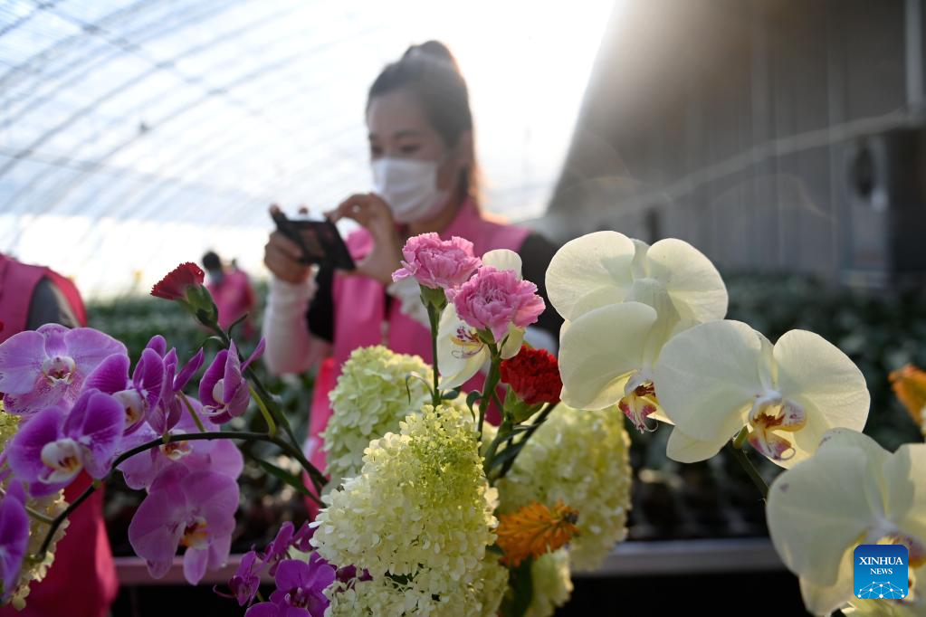 Villagers create flower arrangements in Rizhao, E China