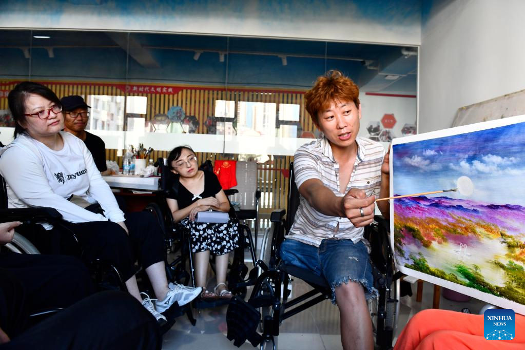 Public welfare program in China's Weihai helps people with disability learn oil painting skills