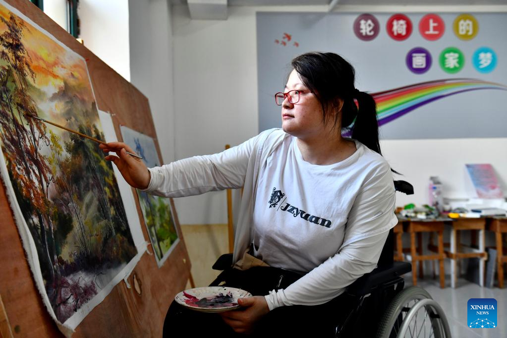Public welfare program in China's Weihai helps people with disability learn oil painting skills