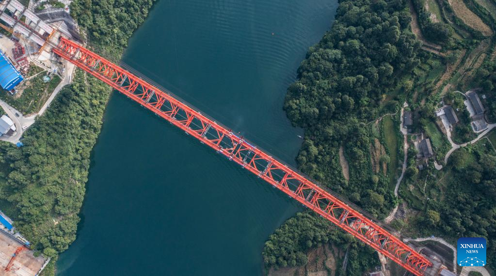 Wujiang grand bridge in SW China's Guizhou completes closure