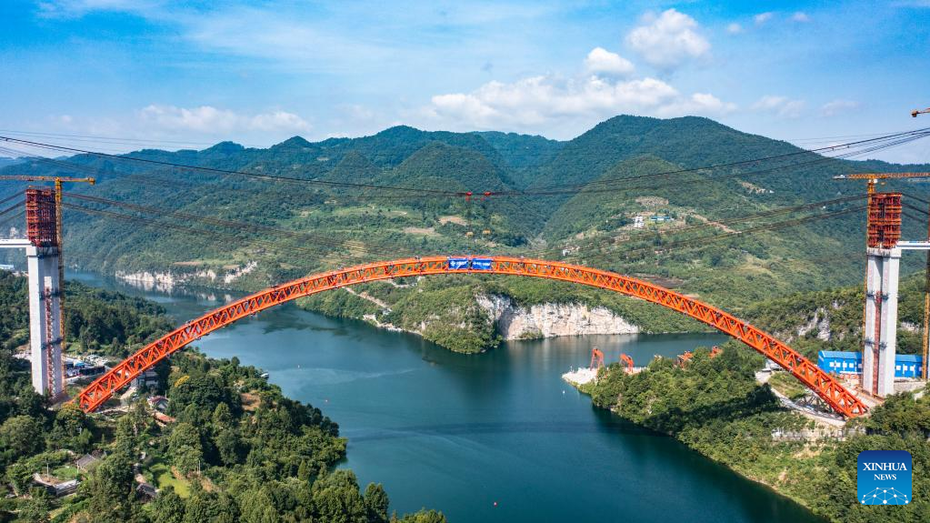 Wujiang grand bridge in SW China's Guizhou completes closure