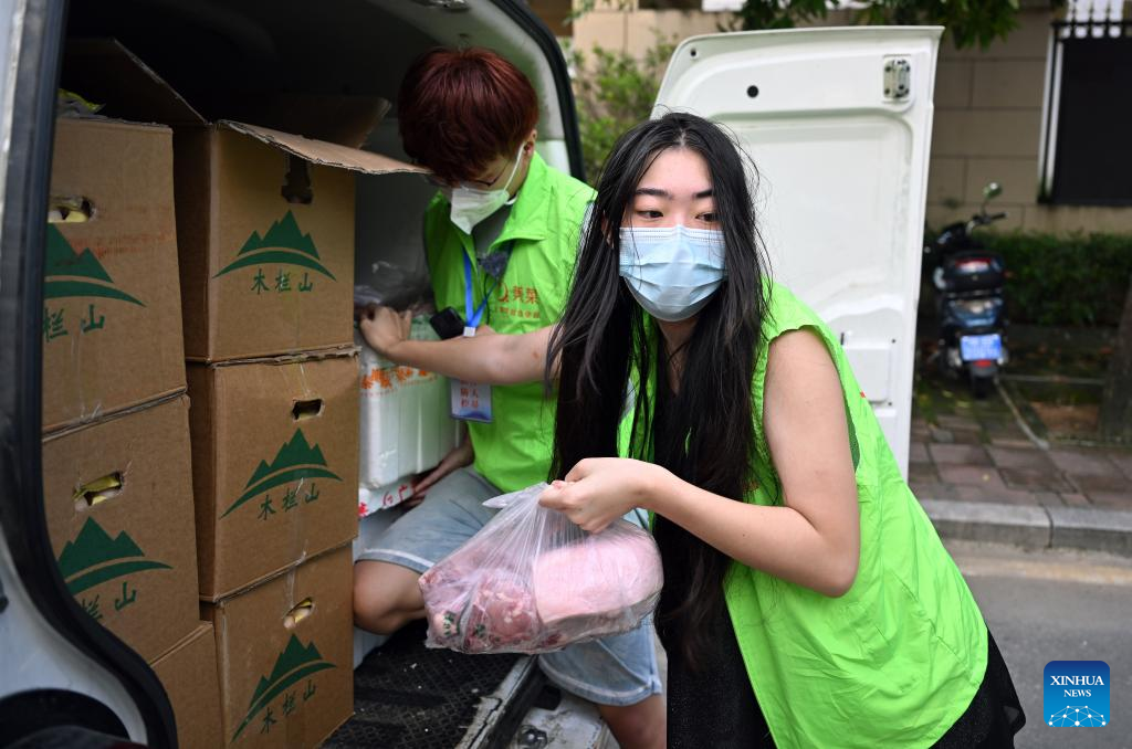 Young college couple volunteer to delivery supplies to local residents in COVID-hit Sanya