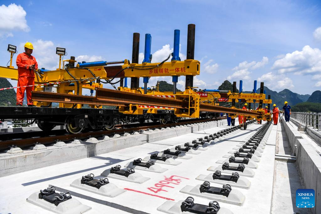 Track laying of Guiyang-Nanning high-speed railway begins in Guangxi