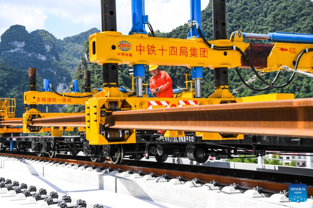 Track laying of Guiyang-Nanning high-speed railway begins in Guangxi