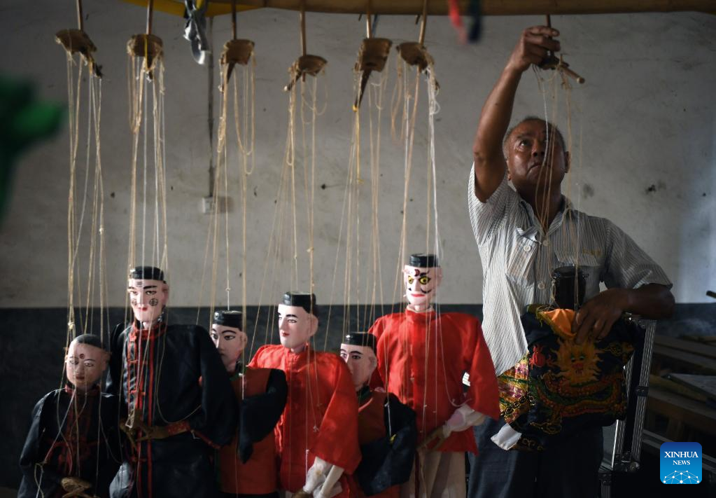Photo story: Qixin puppet troupe performs puppetry in villages in China's Jiangxi