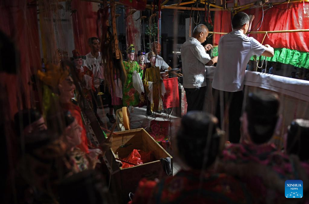Photo story: Qixin puppet troupe performs puppetry in villages in China's Jiangxi