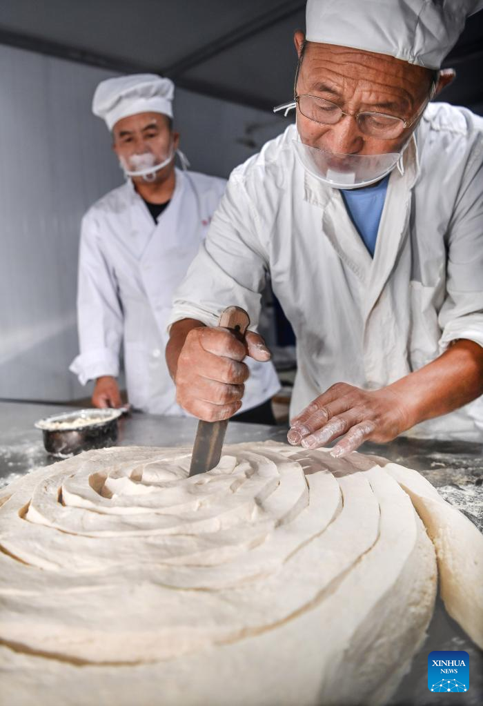 Pic story: inheritor of Luonan handmade hallow noodle making skills in NW China