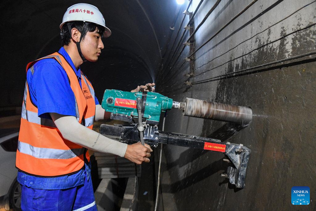 Jiuwandashan No.4 tunnel drilled through in S China's Guangxi