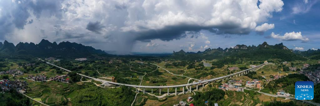 Jiuwandashan No.4 tunnel drilled through in S China's Guangxi