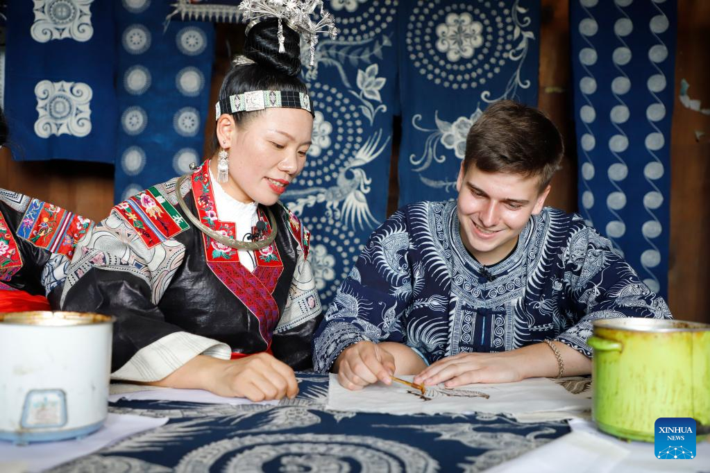 Across China: German vlogger amazed by China's ethnic cultures