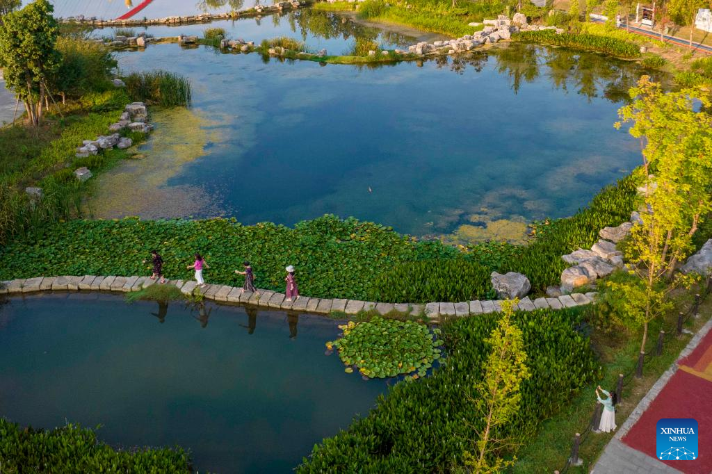 Tourists visit scenic spot in Guizhou, SW China
